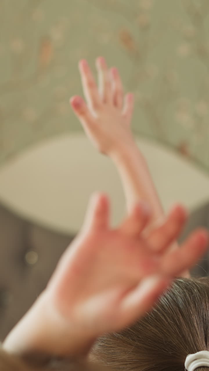 niño y niña levantan las manos para responder a una pregunta sentados en el escritorio. hermano y hermana estudian en casa. escolares hacen la tarea con el maestro en una habitación acogedora