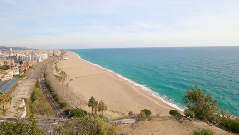 Schöner-Mediterraner-Sandstrand,-Maresme-Barcelona,-Calella,-Mit-Felsen-Und-Ruhigem-Meer-Und-Türkis