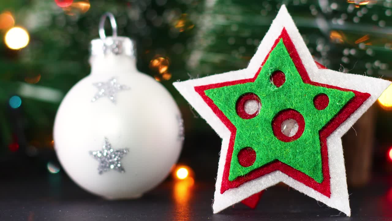 ornamento blanco de navidad y estrella de navidad con luces parpadeantes