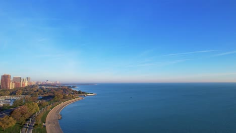 Blaues-Wasser-Und-Himmel-Aus-Grünen-Umweltfreundlichen-Stadtdrohnenaufnahmen