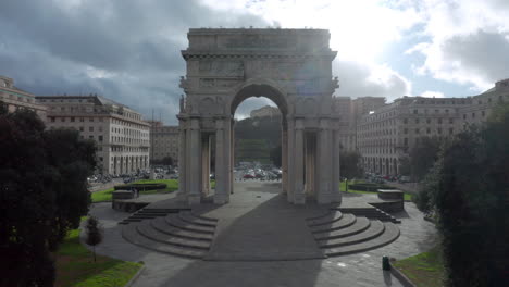 Vuelo-De-Drones-A-Través-Del-Arco-De-La-Victoria,-Memorial-De-La-Primera-Guerra-Mundial