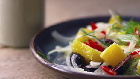 hinojo afeitado y ensalada de naranja, zoom de cerca