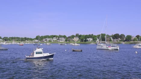 Boote-Vor-Anker-Und-Im-Leerlauf-Im-Hafen-Von-Newburyport-Marina