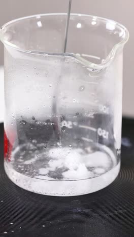 acetato de sodio cristalizándose en un vaso con el tiempo