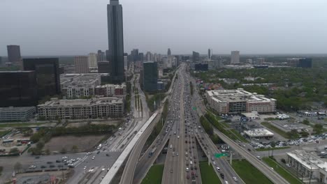 este video trata sobre una vista panorámica del tráfico en hora pico en la autopista principal de houston
