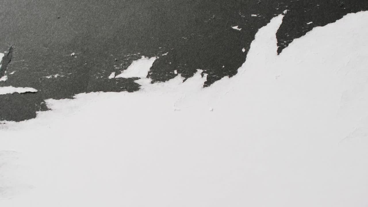 video de primer plano de trazos de pintura negra sobre un fondo blanco