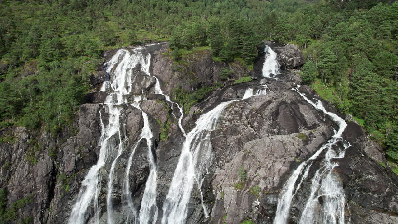 fotografía aérea, girando lentamente alrededor de la parte superior de una gran cascada, laukelandsfossen, en noruega
