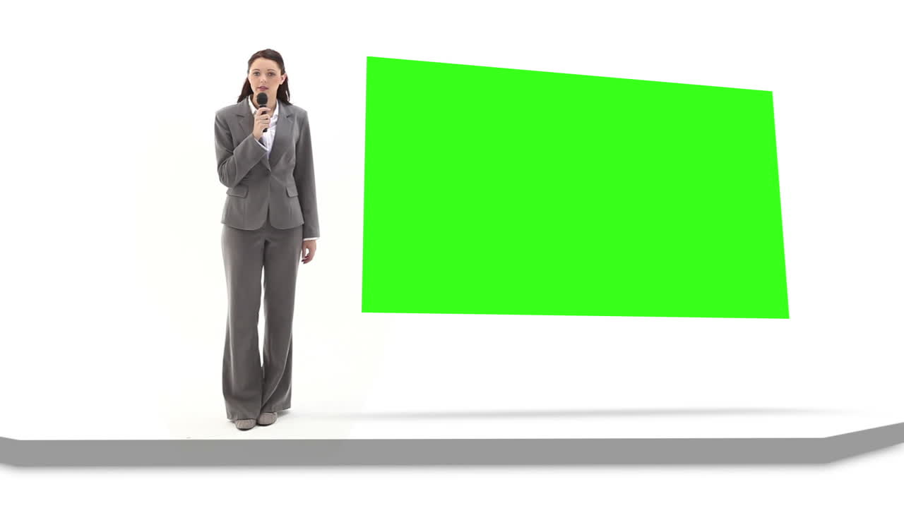 mujer informando sobre algo