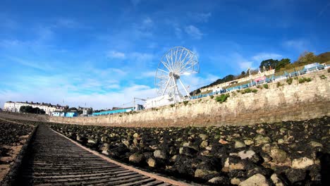 Wolken,-Die-über-Dem-Llandudno-Pier-Riesenradattraktionsabbau-Am-Ende-Der-Tourismussaison-2021-Im-Zeitraffer-Ziehen