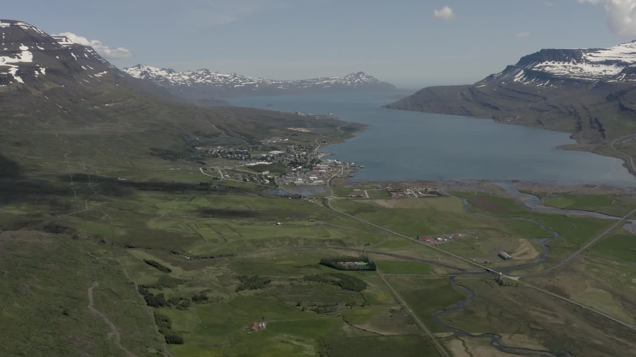 antena panorámica de la ciudad de reydarfjordur con el fiordo más grande de islandia