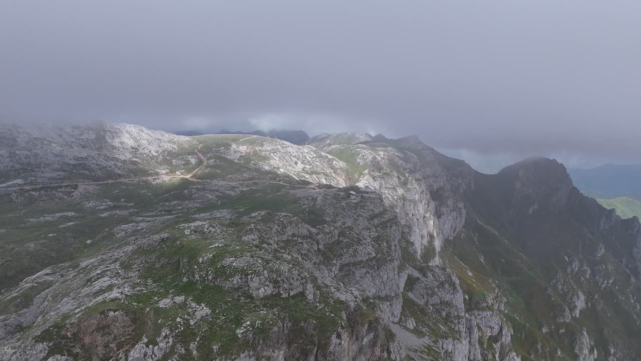 borde del acantilado picos de europa españa alto en las montañas dron, aéreo