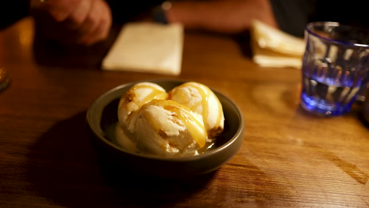 카라멜 소스와 함께 아이스크림을 먹는 사람