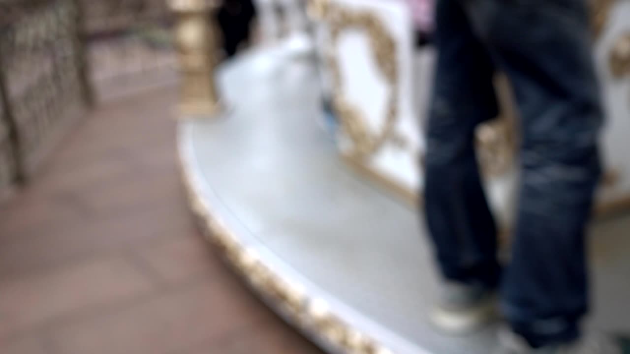 Carrusel en el parque de atracciones. El enfoque está borroso