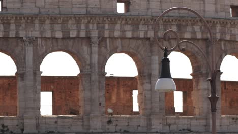 toma estática de la lámpara de la linterna de metal de la calle contra el coliseo en roma, italia