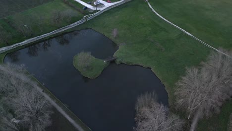 Vista-Aérea-Del-Lago-Crepuscular-En-Burdeos