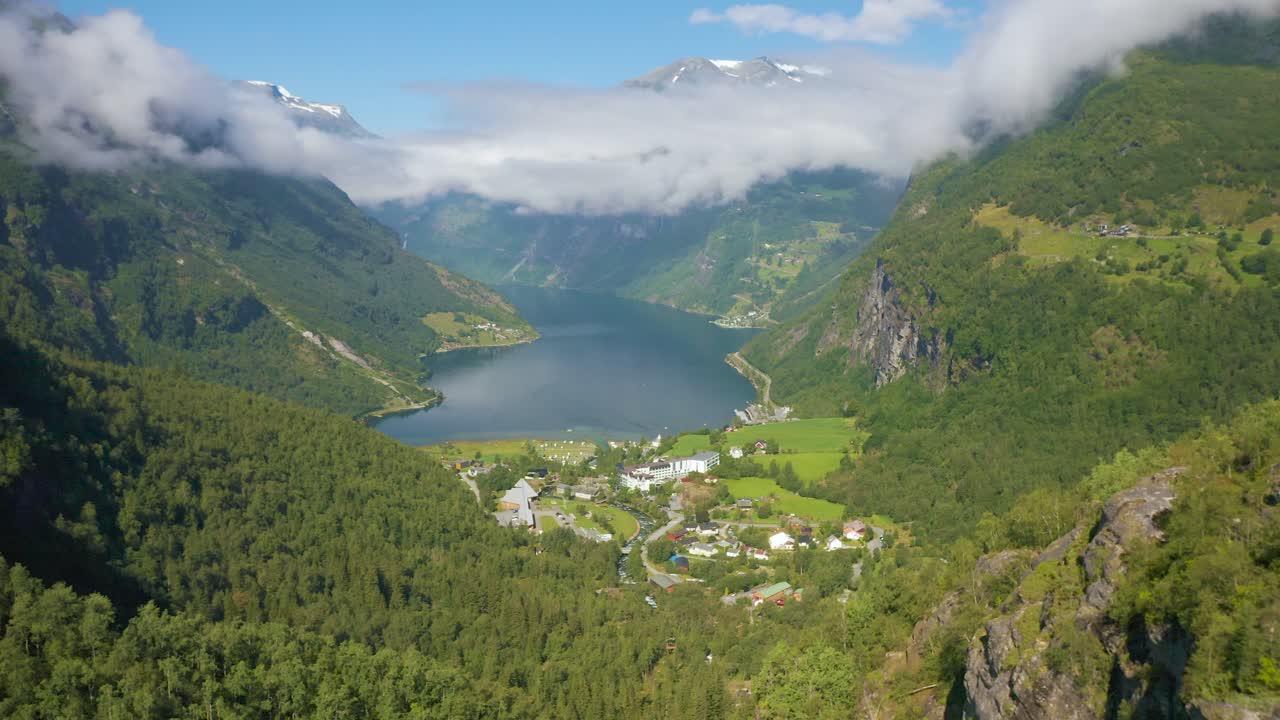 tomas aéreas de drones del fiordo de geiranger, noruega