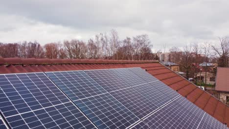 Nahaufnahme-Des-Hausdach-solarpanels,-Luftdrohnenansicht,-Grünes-Energiekonzept