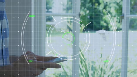 animación de procesamiento de datos con escaneo de alcance sobre hombre biracial usando teléfono inteligente.