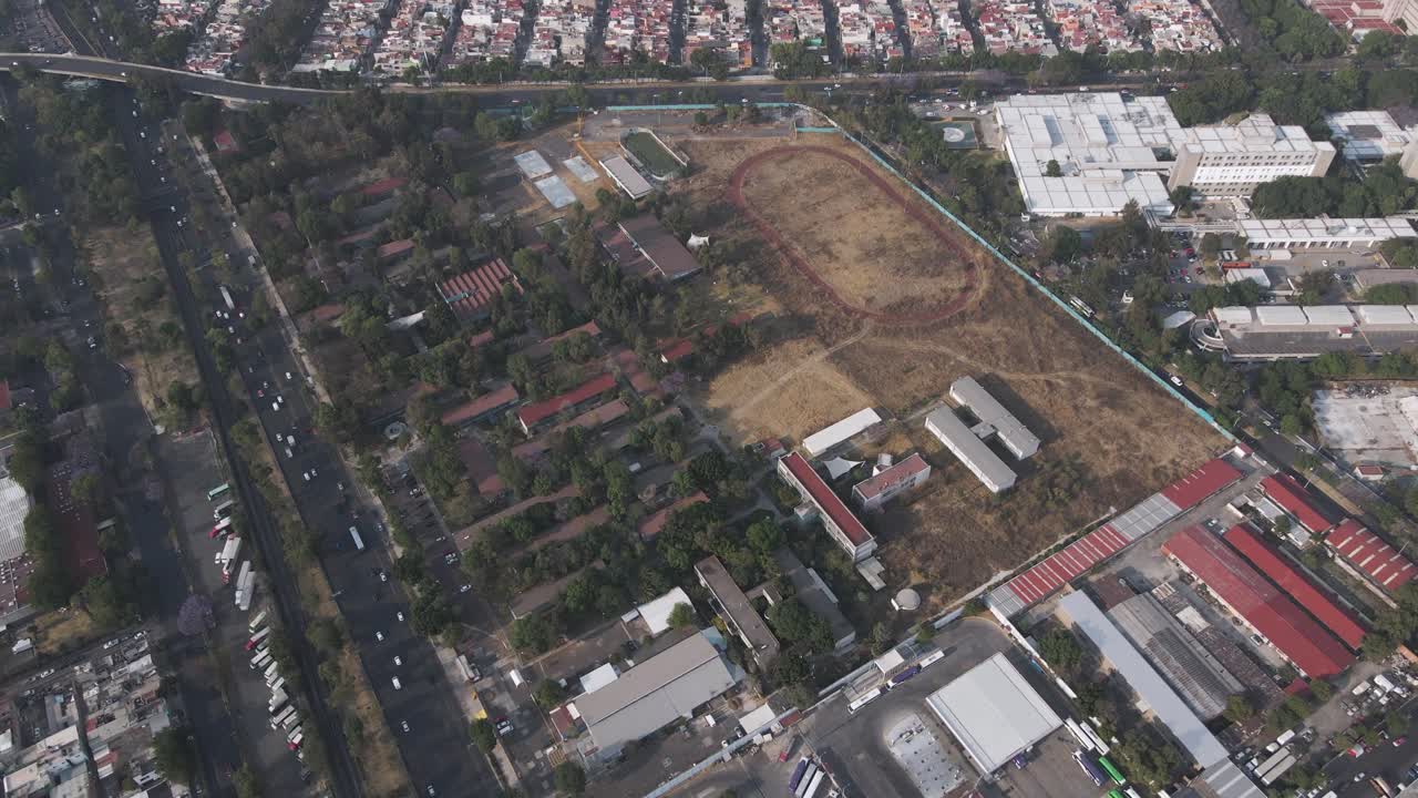 vista aérea de la pista y campo deportivo perteneciente al cch vallejo unam en la ciudad de méxico