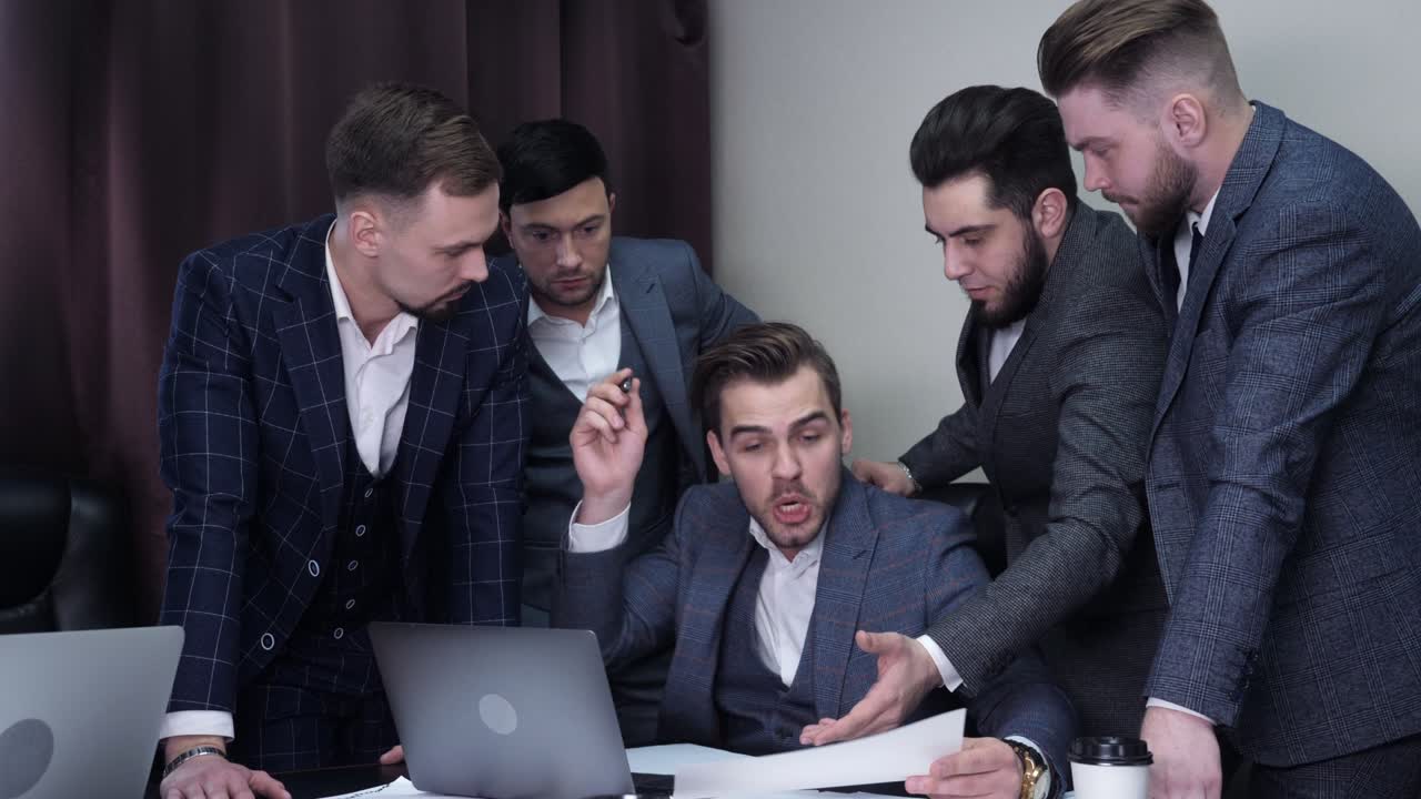 분노한 임원, 실패한 문서 거래, 화가 난 직원들의 보고, 토론 테이블