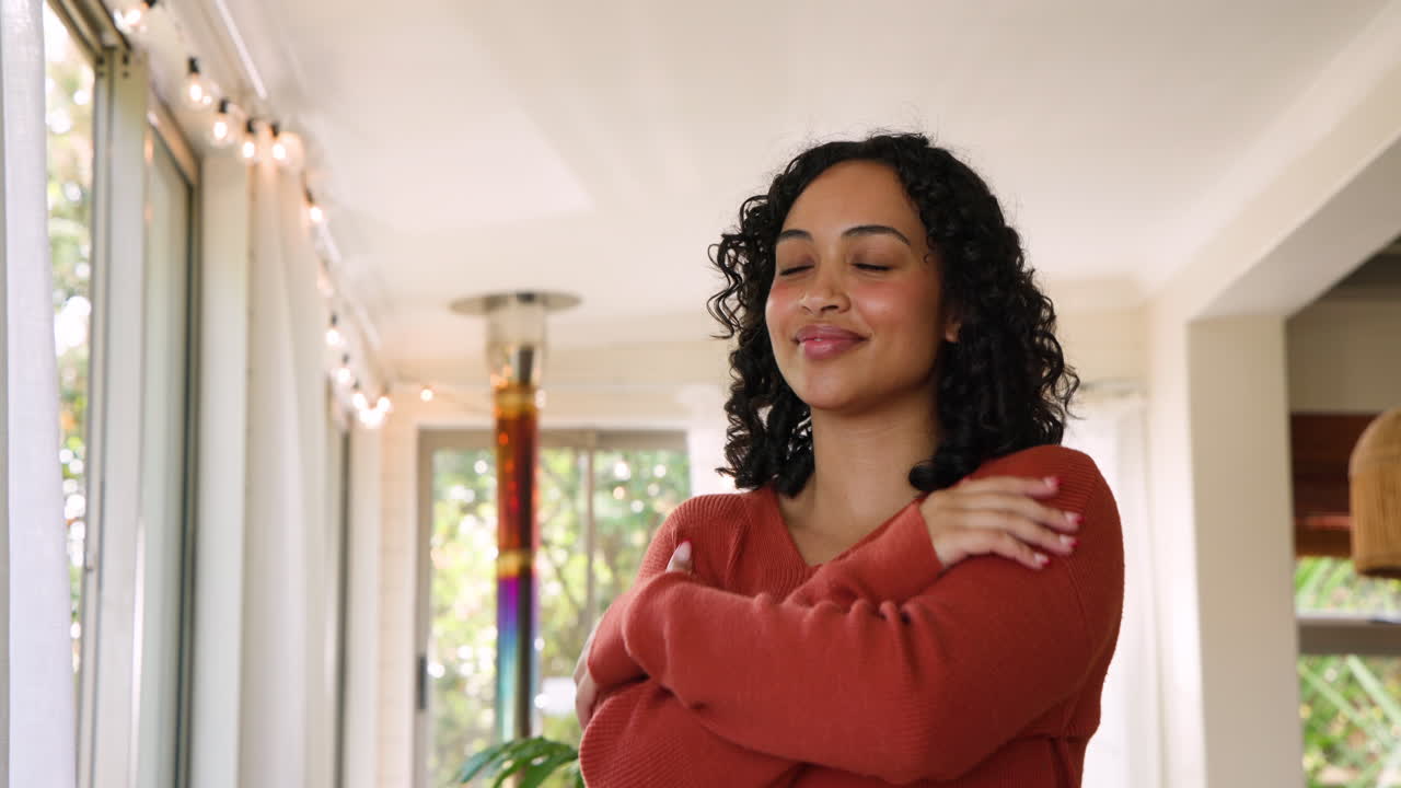 Mulher sorridente com suéter aconchegante desfrutando de um momento tranquilo em casa, espaço para texto