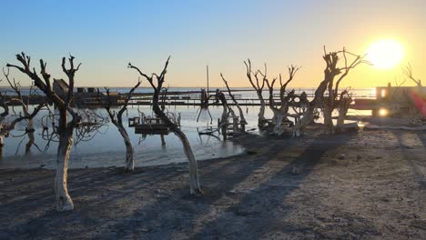 Pueblo-Inundado-De-Epecuen,-Vuelo-Aéreo-Al-Atardecer-Entre-Ruinas