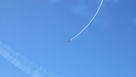 avión creando rastros de humo en el cielo