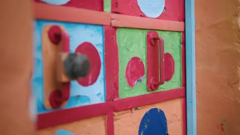 Vívidos-Detalles-De-Contraventanas-Pintadas-A-Mano-En-Casa-Bepi-Suà,-Burano,-Italia