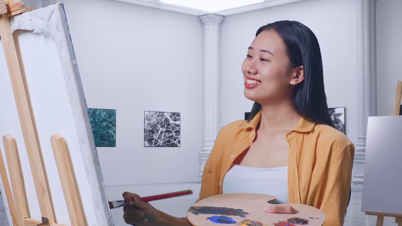 미술 스튜디오 에서 그림 을 그리는 여자