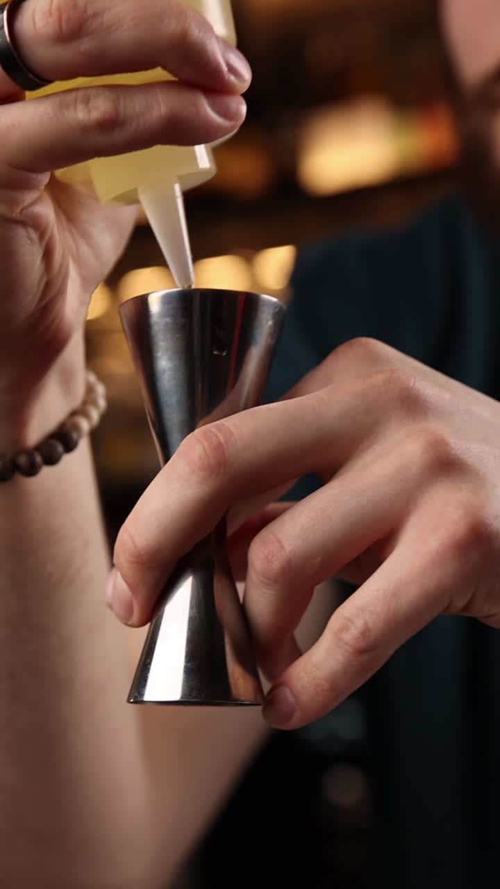 Hæld en cocktail