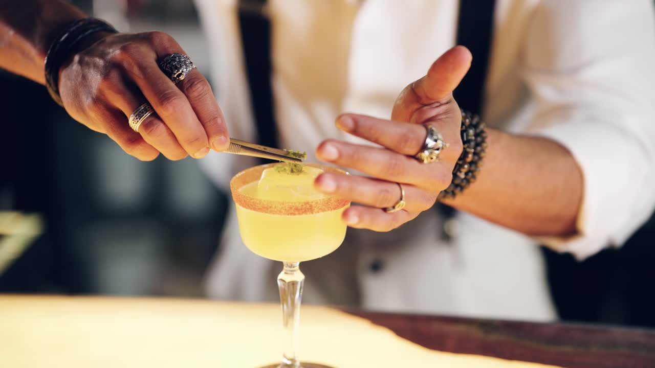 Ferahlatıcı Bir Kokteyli Limon Kabuğu Rendesiyle Süsleyen Barmen