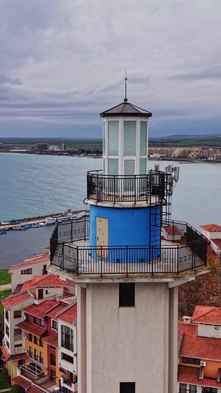 Splendida vista aerea di un faro in Bulgaria con campi verdi