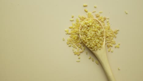 bulgur en una cuchara de madera