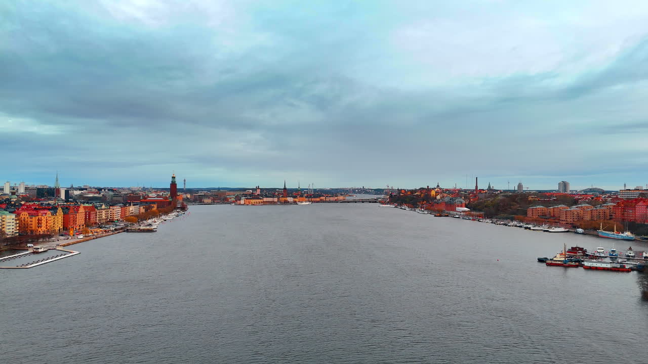 Muovendosi sopra il paesaggio acquatico grigio e calmo del Lago Mälaren. Vista aerea sul paesaggio urbano di Stoccolma, Svezia