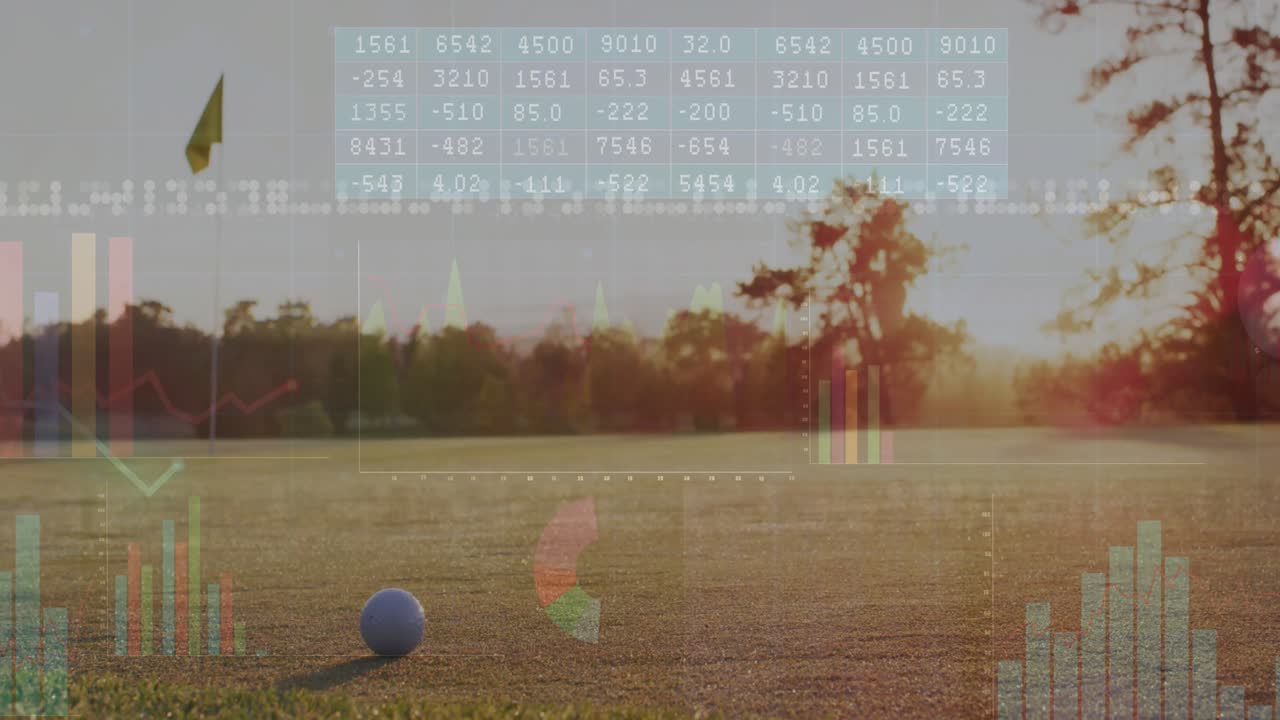 Testa della mazza che colpisce la pallina da golf sul green, con sovrapposizioni che iniziano a tracciare velocità, distanza e traiettoria.