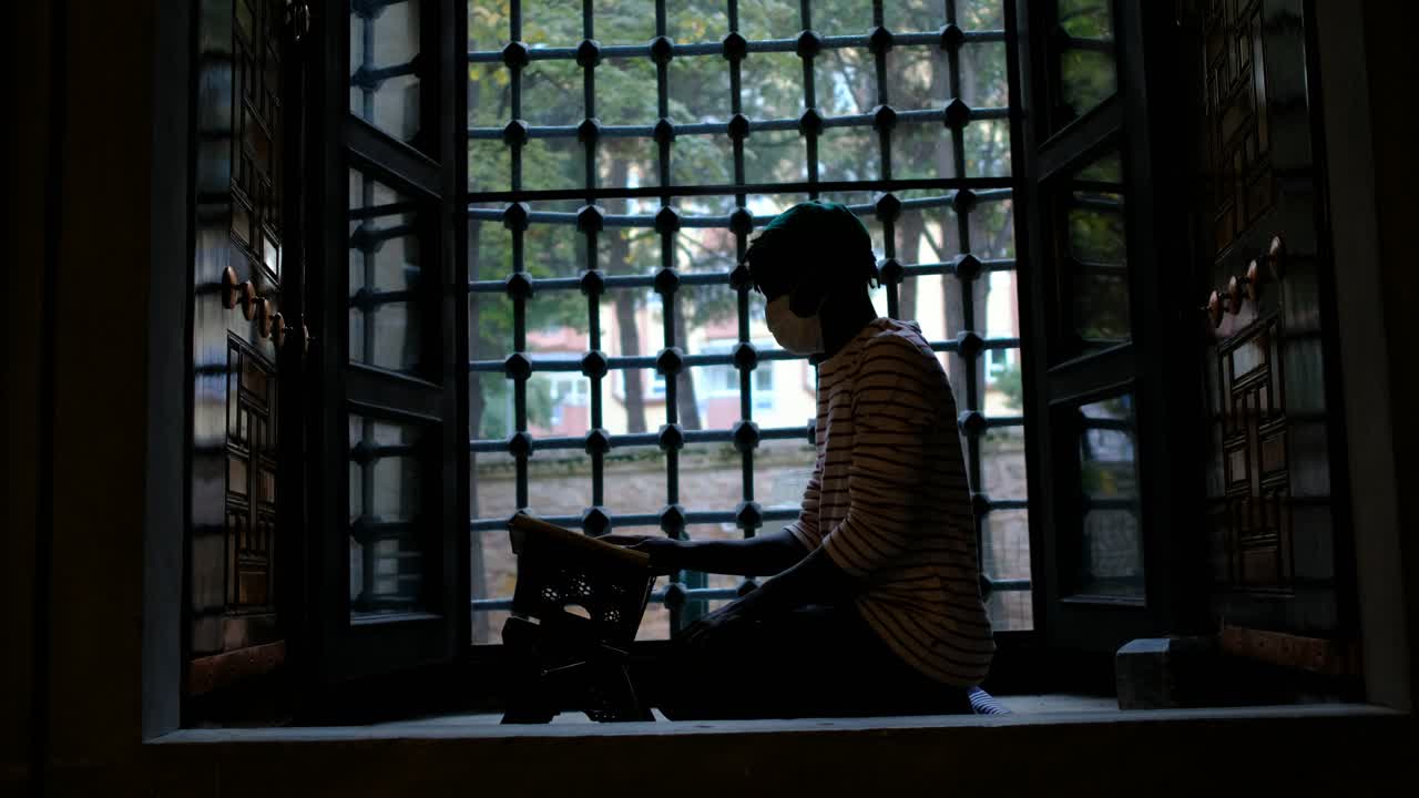 마스크를 쓰고 기도하는 남자