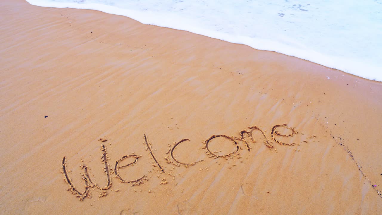 текст приветствие на морском пляже и плеск волн на песке с замедленным движением волны в природе концепция