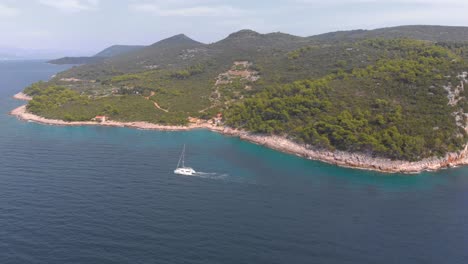 Yacht-Boat-Sailing-on-Dalmatia-Island-Coast-in-Adriatic-Sea-in-Croatia