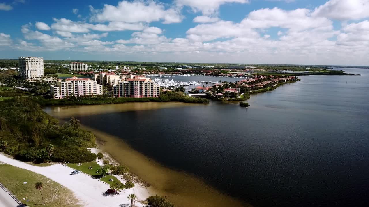 매너티 강을 따라 공중에 떠 있는 bradenton florida