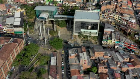 vista aérea de la estación de góndolas del metrocable rodeada por un barrio pobre en medellín, columbia