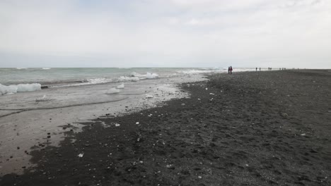 Laguna-Glaciar-En-Islandia-Con-Playa-De-Arena-Negra-Y-Video-Cardán-Caminando-Hacia-Adelante