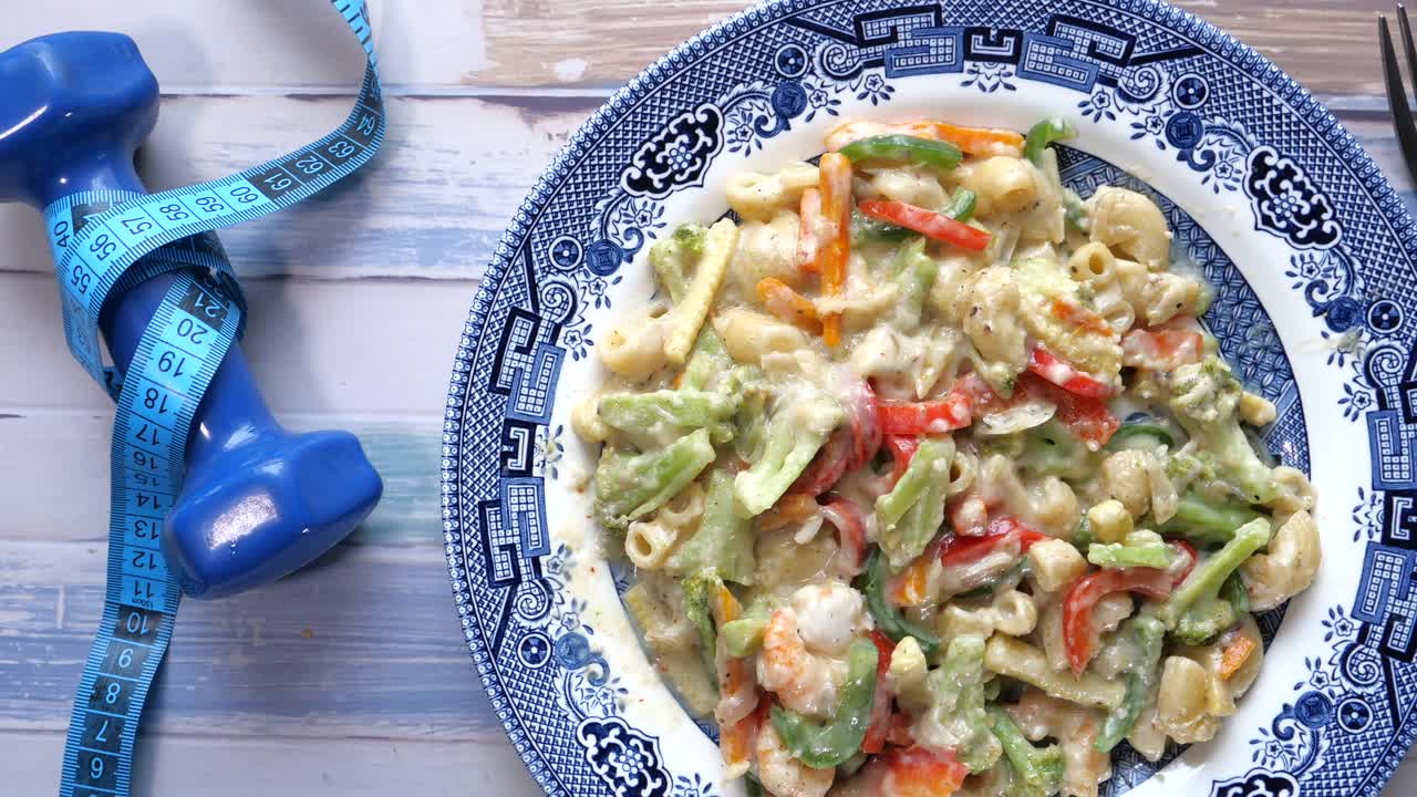 채소와 새우와 함께 건강한 파스타