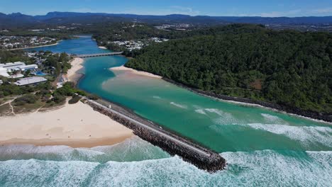 Meereswellen-In-Richtung-Tallebudgera-Ufermauer-Und-Flussmündung-In-Palm-Beach,-Gold-Coast,-Queensland,-Australien