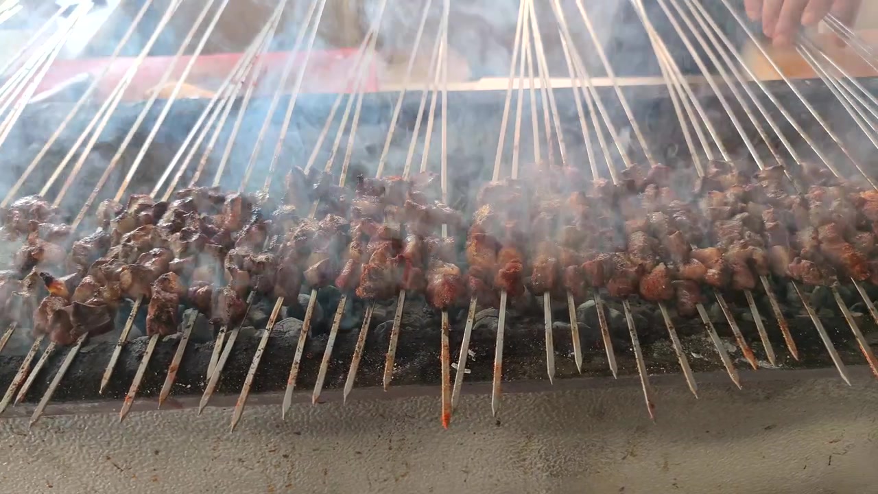 Chef Grelhando Espetos de Carne na Brasa