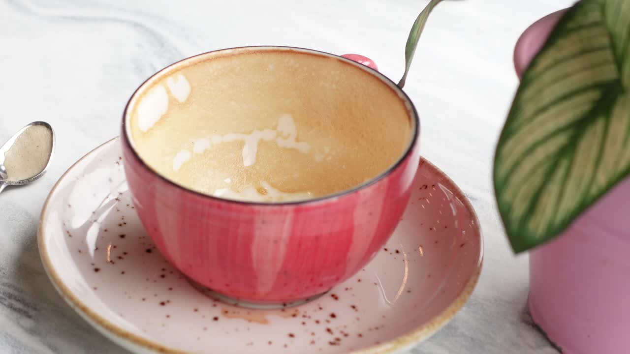 taza de café vacía en una mesa