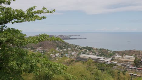 Vista-De-Una-Ciudad-Costera-Junto-Al-Mar,-Lugar-Turístico-En-Granada