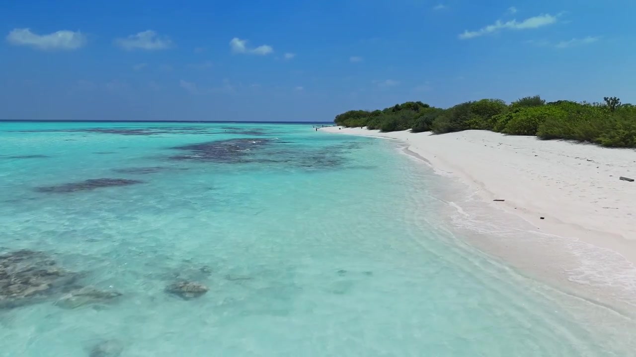 Spiaggia di sabbia bianca deserta e costa con laguna turchese alle Maldive.