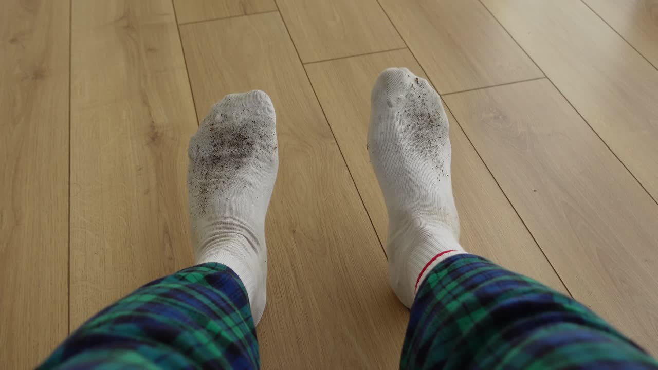 나무 바닥에 더러운 양말