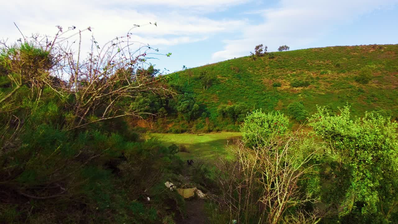 un bonito lago tamezguida en la cima de la montaña del atlas argelino