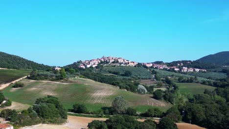 Bergdorf-Meditative-Wolkenlose-Landschaft,-Herbst-Toskana-Italien